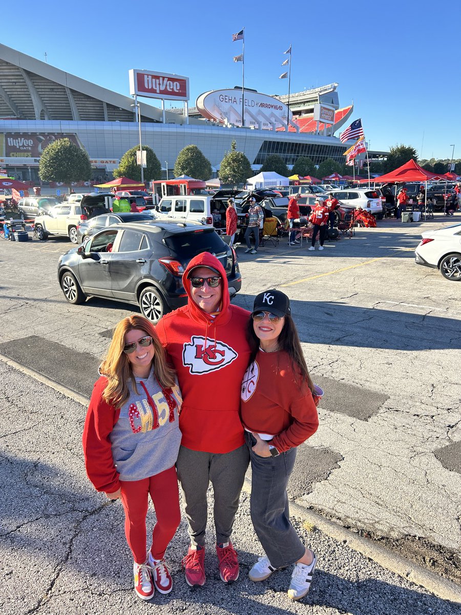 sagsun73's tweet image. LA address. KC roots. Back at @GEHAField ❤️💛 tailgating w/ @bobfescoe @JenFescoe 
@Chiefs still hating the silver &amp;amp; black @Raiders #ChiefsKingdom #RaiderHater 

Also, #LetsGoDodgers💙