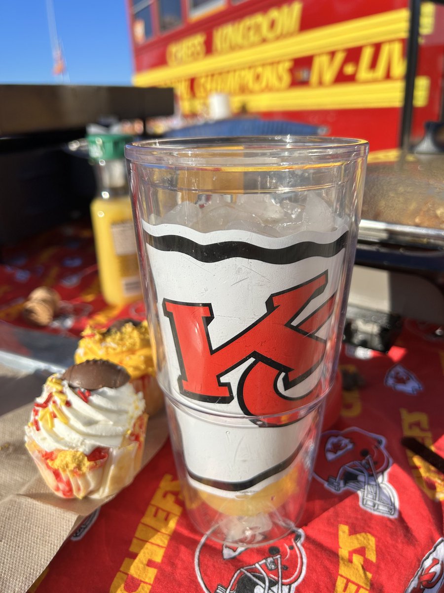 sagsun73's tweet image. LA address. KC roots. Back at @GEHAField ❤️💛 tailgating w/ @bobfescoe @JenFescoe 
@Chiefs still hating the silver &amp;amp; black @Raiders #ChiefsKingdom #RaiderHater 

Also, #LetsGoDodgers💙