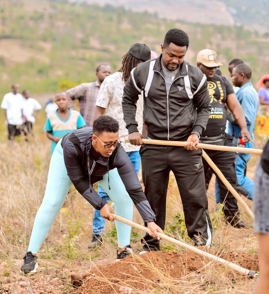 bugeserayouth's tweet photo. #UmugandaUdasanzwe: Abasitari batandukanye bakina filimi mu Rwanda bari mu ihuriro rya @MasharikiFest bifatanyije n'Urubyiruko rwa Bugesera mu muganda Udasanzwe wo gutegura ahazaterwa ibiti mu murenge wa Rilima. Basusurukije Urubyiruko n'abaturage ba Bugesera nyuma y'uyu muganda. https://t.co/sxYNX7X3YD