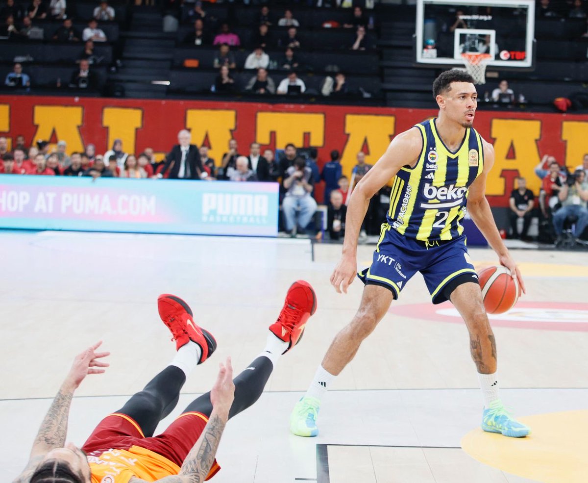 We can't resist when we see red 😅

#GFBBasketbol