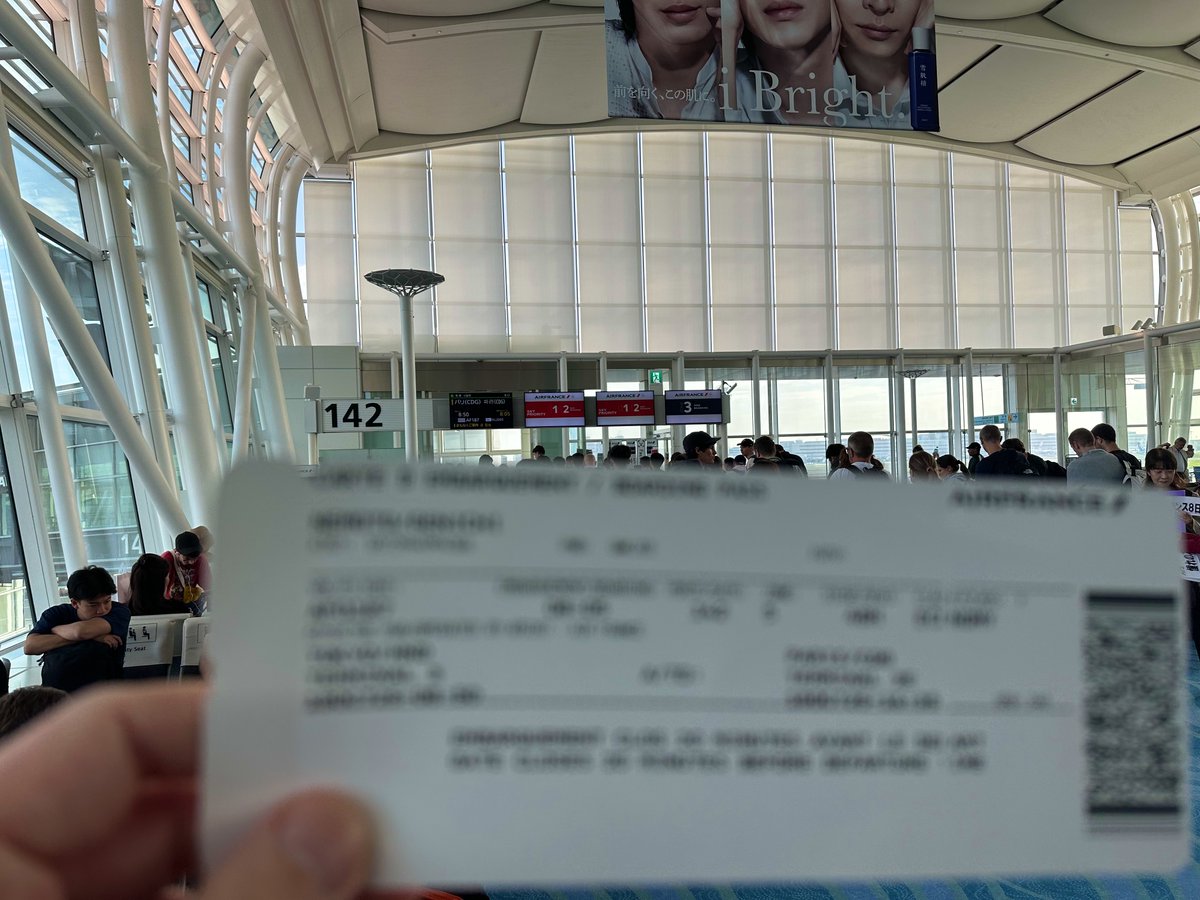 画像は羽田時ですが、たった今パリのシャルル・ド・ゴール空港に着きました！
現在こちらは16時。エールフランスの直行便でも14時間超はさすがに疲れたけど、ハネムーンにかこつけて大切なあの子の誕生日を祝うため。
今日から1週間フランス各地を巡り、最後は保奈美の縁のある場所で。
#西川保奈美