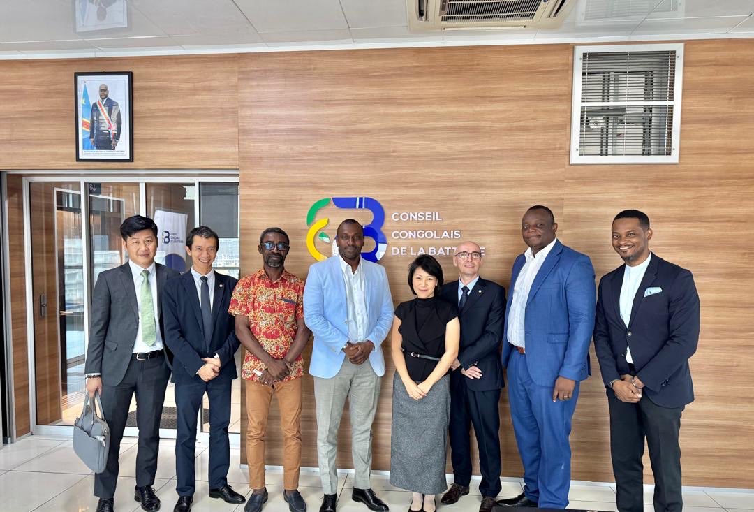 Le Conseil Congolais de la Batterie a accueilli ce vendredi 17 octobre 2025 une délégation du groupe vietnamien Vingroup, acteur majeur du secteur des batteries et véhicules électriques.
Une rencontre riche d’échanges qui ouvre la voie à de nouvelles synergies entre la RDC et le
