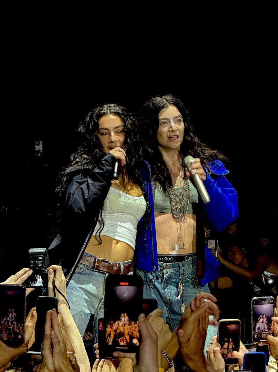 weremytown13's tweet photo. Lorde and Charli cosplaying as each other at their different tours is so fucking iconic https://t.co/gmkeJ2PUCG