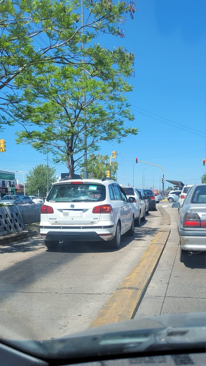 Un clásico del inclusivo metrobus de La Matanza en la Ruta 3: los vehículos que se autoperciben una línea de colectivo.