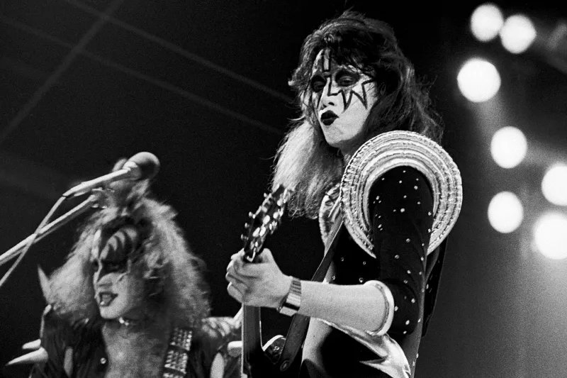 SundayDrivin's tweet photo. #NowPlaying: @kiss - Hard Times
#Listen at https://t.co/M4zz8kQtlg
#70s #ClassicRock #HardRock #RockNRoll #AceFrehley #Guitar #DeepTracks
@ace_frehley
The #SundayDrive on @DeepNuggets #Radio - #RIPAceFrehley! https://t.co/rVGmdicLKL