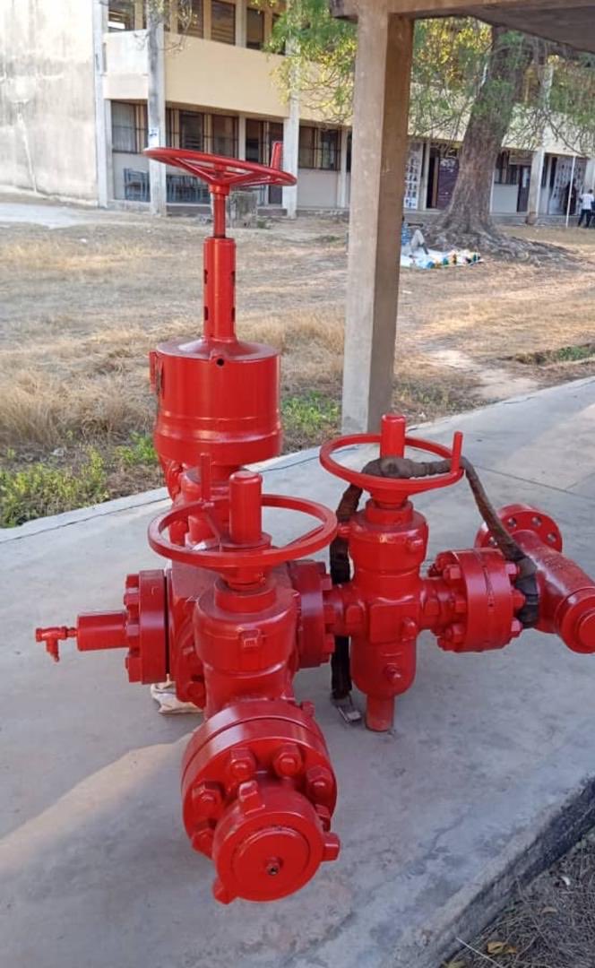 Remerciements à PERENCO pour avoir doté l’École Nationale Supérieure des Mines et des Industries Pétrolières de #UMa à Kaélé, dun container de matériels de laboratoire, réceptionnés ce samedi 18 octobre 2025 et constitués de la tête du puits, du scrubber et du compresseur d’air.