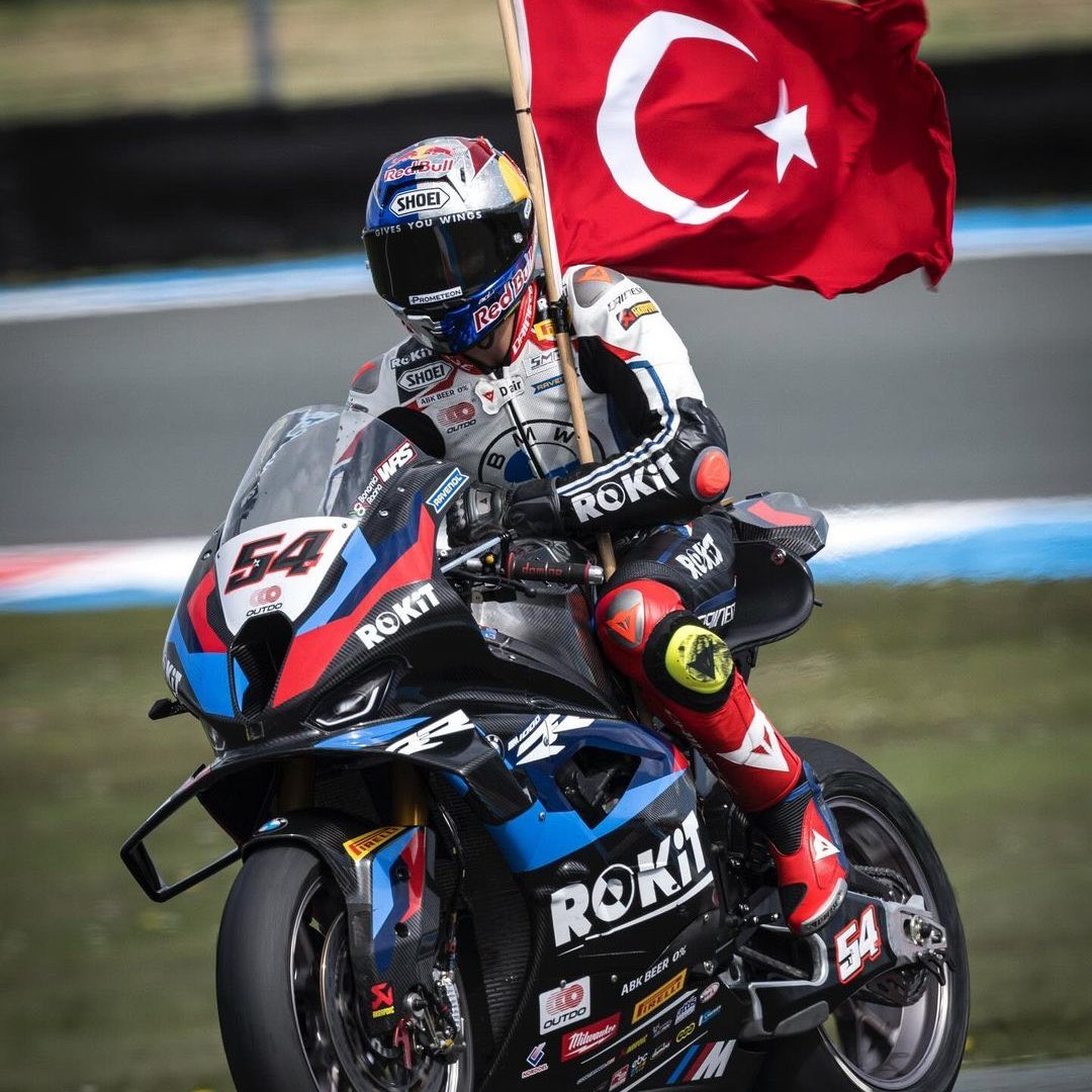aysekesir's tweet image. 2025 Dünya Superbike Şampiyonu; Toprak Razgatlıoğlu 🏍️

🧿 2 kez üst üste toplamda 3. kez dünyanın 1 numarası olan sporcumuzu tebrik ediyorum. 

Yaşattığın gurur ve mutluluk için teşekkürler #Toprak Razgatlıoğlu 🇹🇷
