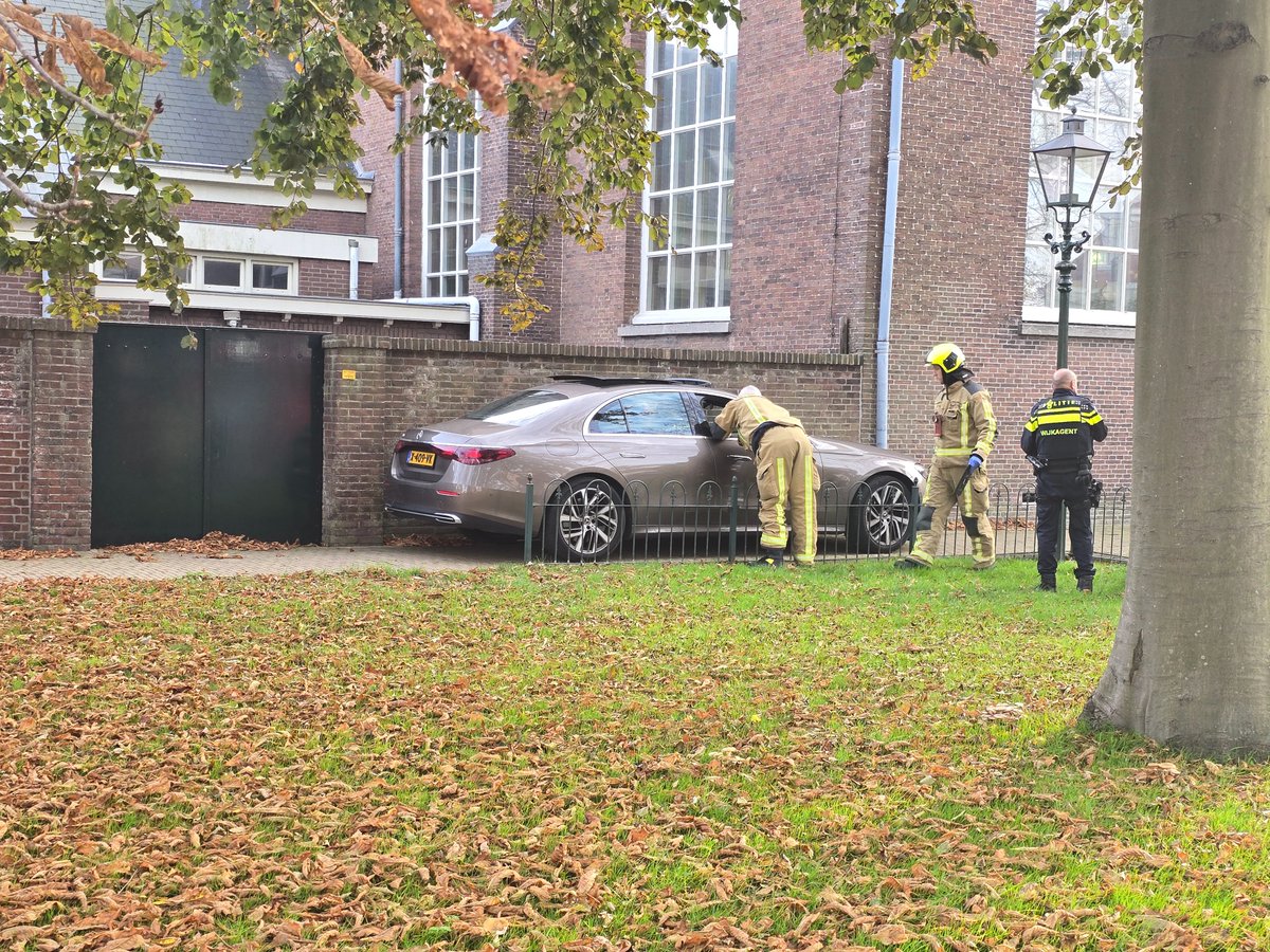 Verwarde man ramt auto klem tegen muur/hekken