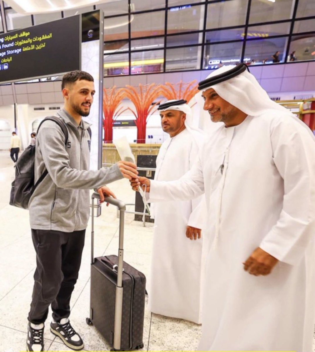 نادي الوحدة يستقبل لاعبين الدحيل بالورود 

ولكم لعيبة قطر