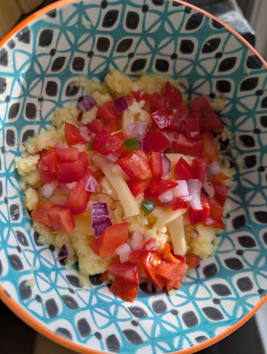TrueEager's tweet image. #KitsWhoCook

This morning's breakfast bowl

Pico, red onion, red pepper, and Jarlsberg on polenta