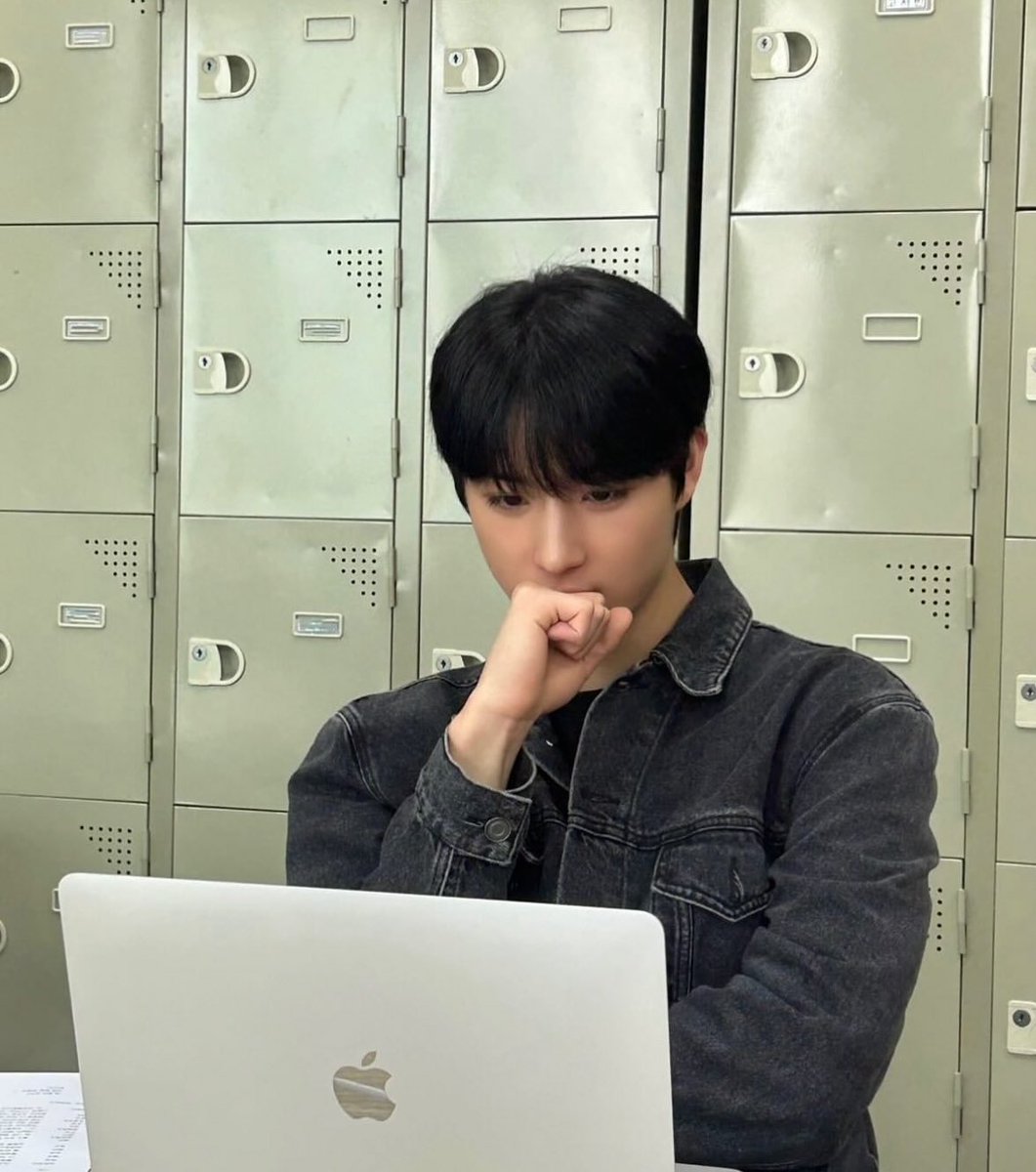Qlstmd271's tweet photo. 너무 미남이셔…😍 https://t.co/qsEMR2c5d8