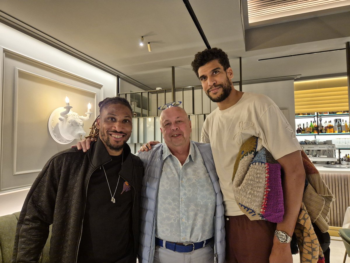 <a href="/jpaubry92/">Jean Pierre Aubry</a> <a href="/Lsane_11/">Landing Sane</a> <a href="/viinze_17P/">Vincent Poirier</a> <a href="/LscBasket/">LSC Basket</a> C’était la semaine de la #LevalloisFamily ❤️❤️❤️