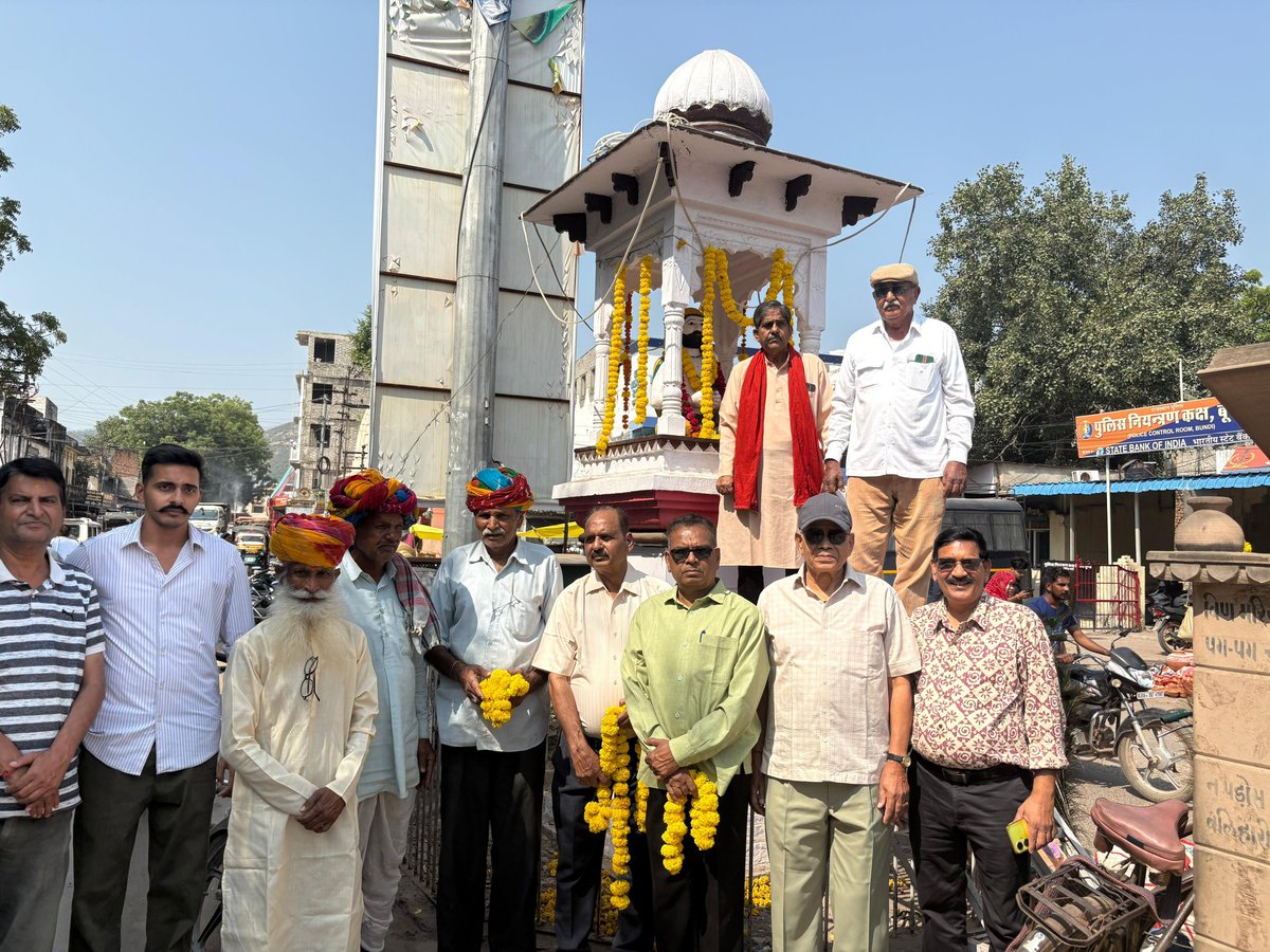 raj11dadhich's tweet photo. आज महाकवि सूर्यमल मिश्रण जन्मोत्सव पर माल्यार्पण किया मिश्रण प्रतिमा पर https://t.co/YOXrLHfzBQ