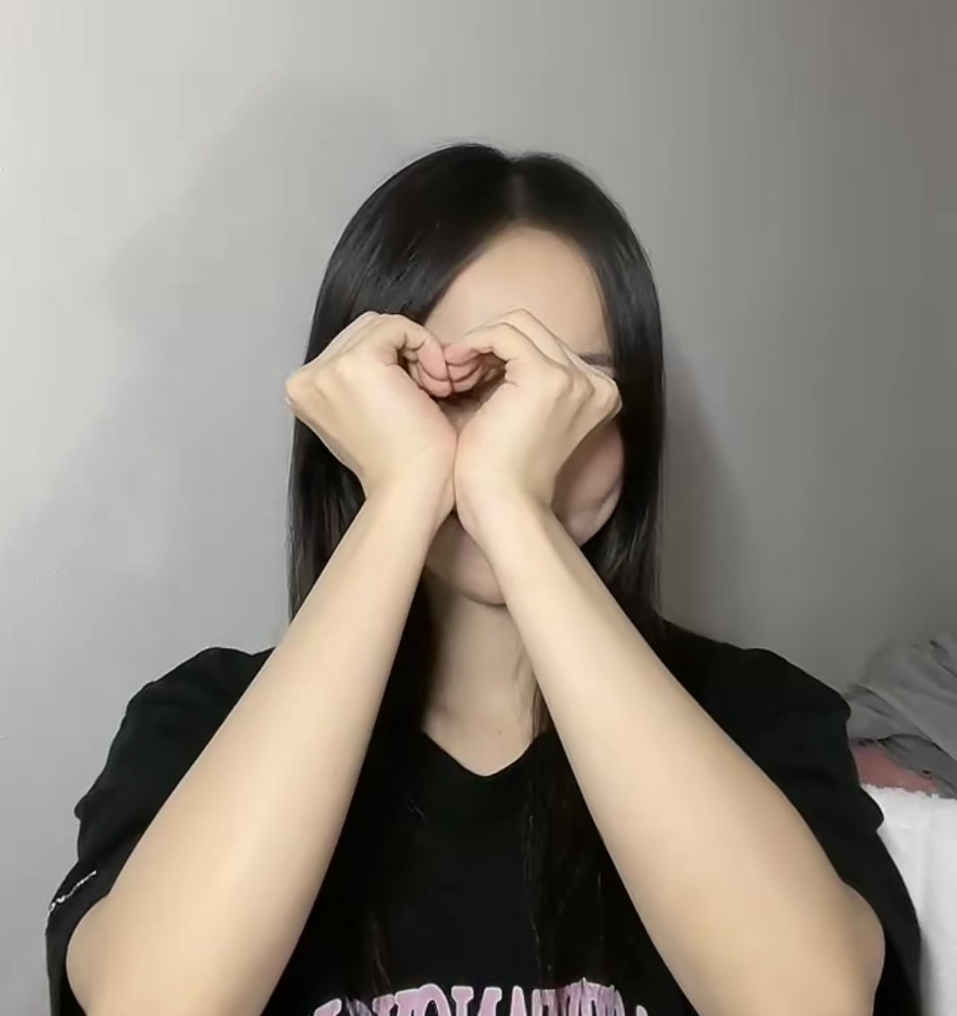 251019 — TikTok LIVE 🎥
#VIVI #비비 #黃珈熙

Vivi is live on TikTok!