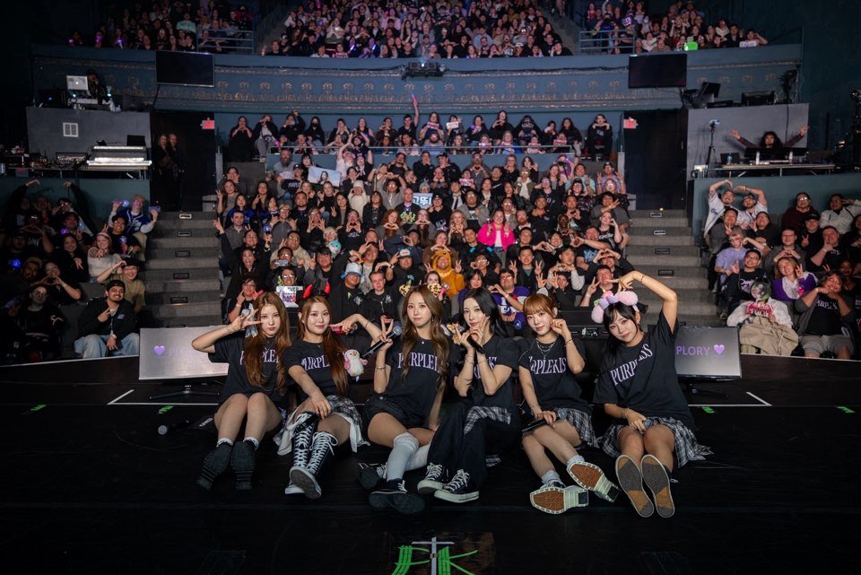 RBW_PURPLEKISS's tweet photo. [#퍼플키스]

💜PURPLE KISS 2025 TOUR: 
A Violet to Remember💜

Minneapolis플로리분들과
함께한 공연 종료 🥰

오늘 무대에서도 여러분의 사랑을
한껏 느낄 수 있었습니다 💭
미니애폴리스 플로리 분들의
미소와 함성을 마음 깊이 새겨둘게요 ❤️

#PURPLE_KISS  #A_Violet_to_Remember
#PURPLE_KISS_2025_TOUR 
#MINNEAPOLIS