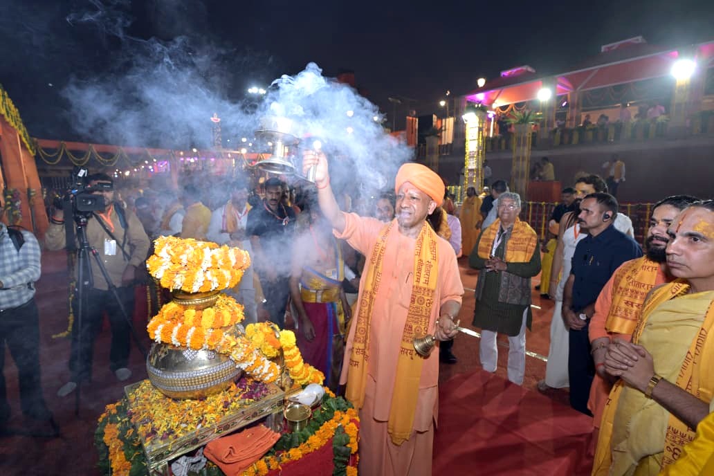 अवधपुरी मम पुरी सुहावनि। 
उत्तर दिशा बह सरयू पावनि।। 

श्री अयोध्या धाम में भव्य एवं दिव्य 'दीपोत्सव-2025' के अवसर पर मुख्यमंत्री श्री <a href="/myogiadityanath/">Yogi Adityanath</a> ने मां सरयू की आरती कर जन कल्याण हेतु प्रार्थना की।

#Deepotsav2025