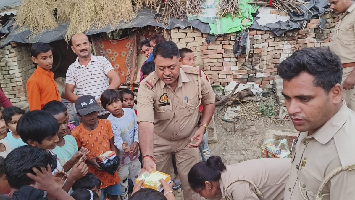कौशाम्बी । पुलिस अधीक्षक कौशाम्बी राजेश कुमार के निर्देश पर कडा थानाध्यक्ष धीरेंद्र सिंह ने मलिन बस्तियों मे जाकर गरीब बच्चों के बीच दीपावली मनाई। उन्हे मिठाई, मोमबत्ती बांटकर दीपावली की खुशियां बांटी।  <a href="/CMOfficeUP/">CM Office, GoUP</a> <a href="/Uppolice/">UP POLICE</a> <a href="/kaushambipolice/">KAUSHAMBI POLICE</a> <a href="/ADGZonPrayagraj/">ADG Zone Prayagraj</a> <a href="/igrangealld/">IG Range Prayagraj</a>
