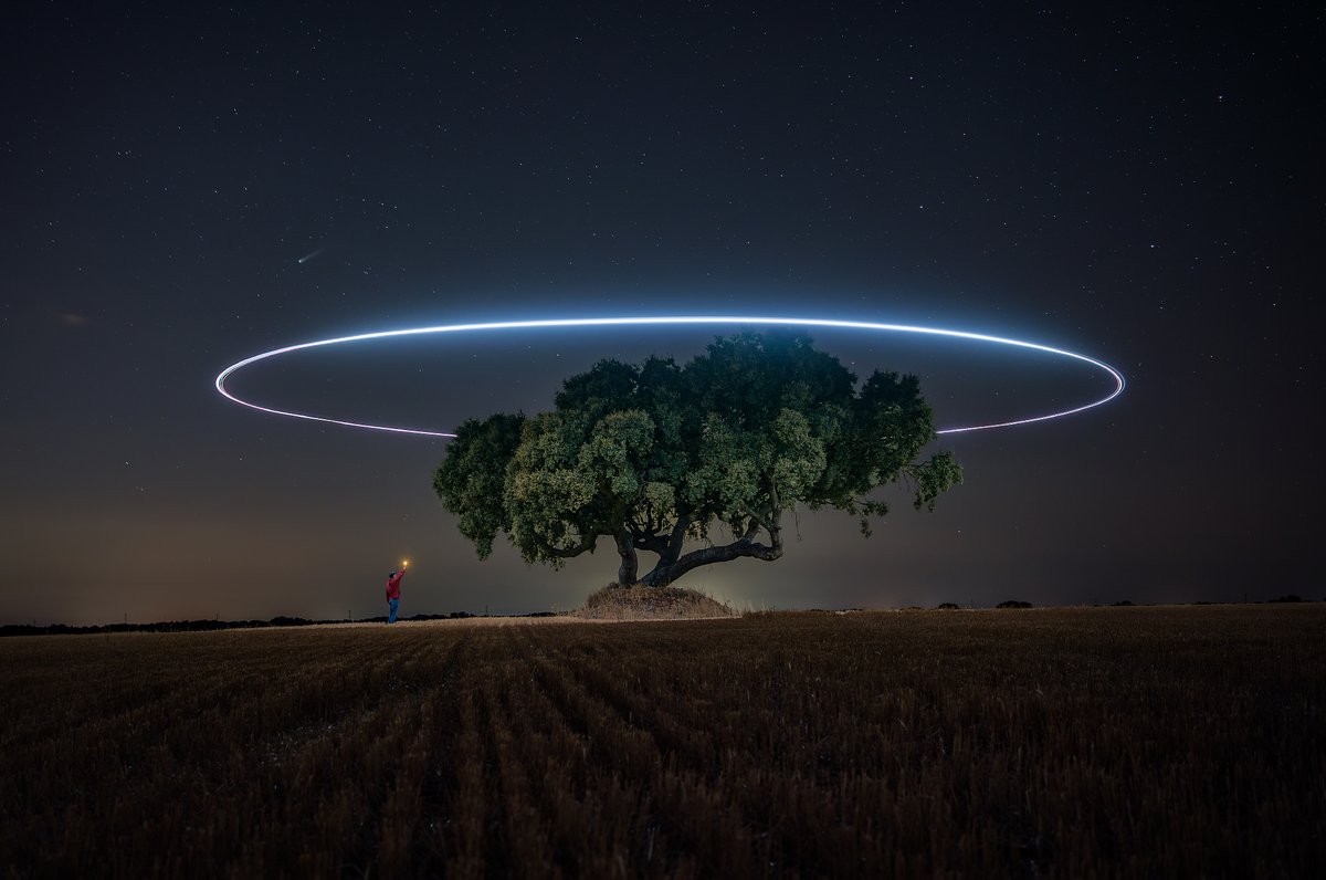 Este viernes estuve en el taller de iluminación con dron, impartido por Carlos y <a href="/piensaenpixel/">Emilio</a>.

Además, tuvimos la suerte de que el cometa C/2025 A6 (Lemmon) fuera visible entre las nubes, así que no pude resistirme a cambiar el encuadre para incluirlo en la escena.