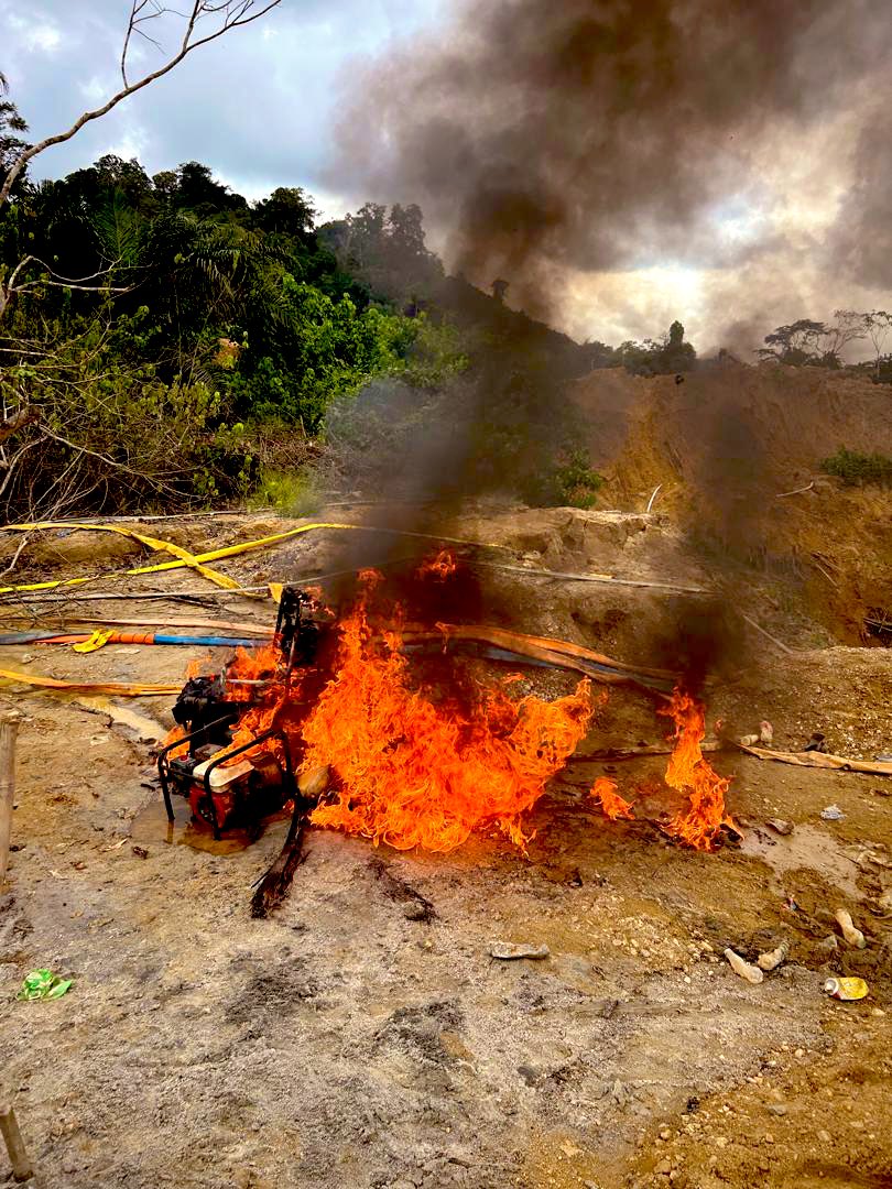 Eben_cobbinah's tweet photo. Successful operation against illegal mining at Bonsa River, Wassa Agona! Seizing and destroying equipment used by illegal miners protects our environment and waterways. Kudos to the Blue Water Guards and security teams for their efforts #FightAgainstGalamsey #ProtectEnvironment https://t.co/qG6NVWoUWR