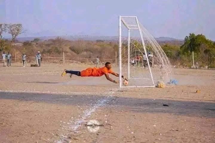 UpBackThrough_P's tweet photo. @ChrisExcel102 @_mashesha Sipho Chaine 😂😂😂💔 https://t.co/aK76zyYBtc