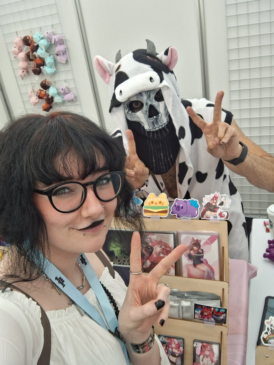 Scolo_pendraz's tweet image. MET @CircuitTheRobot and dude was so so lovely I couldn't stop smiling (despite being loudly called out for being a monster fucker at the booth 🙂↕️)