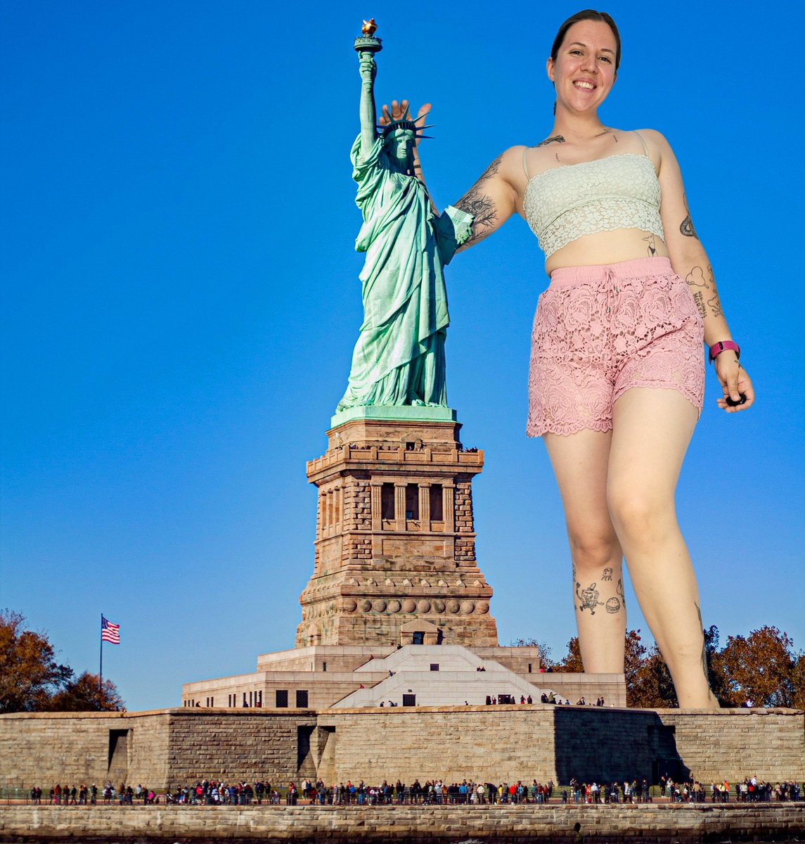 A selfie with the tiny Statue of Liberty...bucket list item achieved for the beautiful Giantess <a href="/maryjunefeet/">Queen Mary June 👑</a>