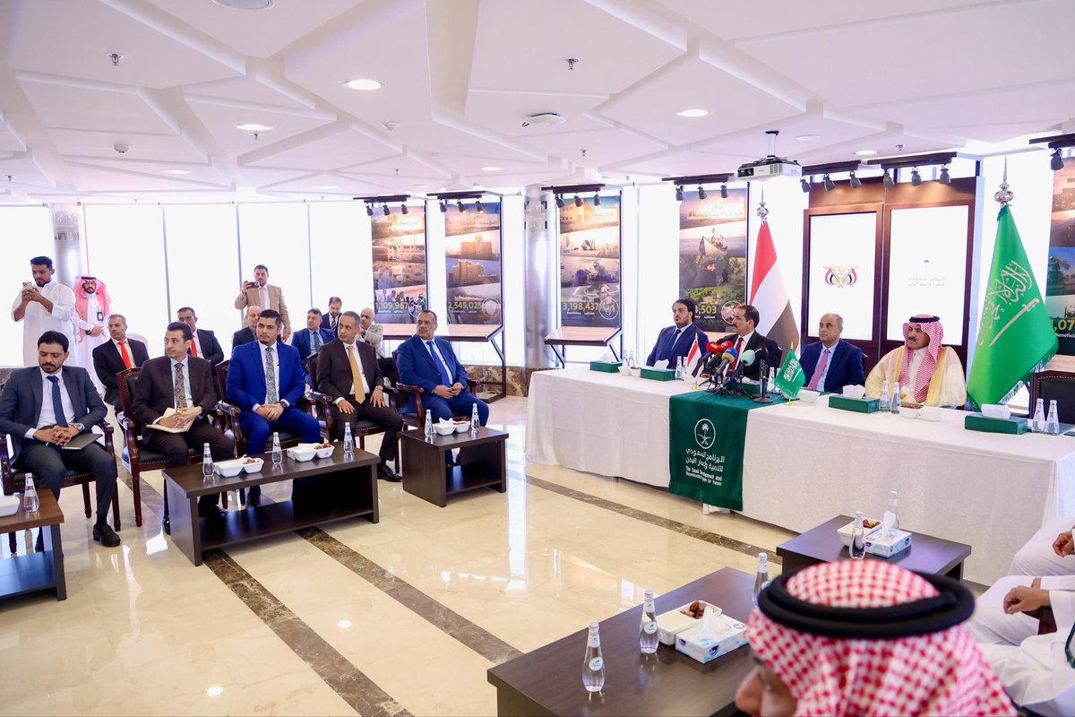 ما شهدناه اليوم من توقيع اتفاقيتين تنمويتين لدعم الموازنة العامة وتزويد محطات الكهرباء بالمشتقات النفطية، ومذكرة تعاون لبناء قدرات وزارة الداخلية، مع الأشقاء في المملكة العربية السعودية، هو امتداد لمواقف لا تُقاس بالأرقام، بل بالصدق والإخاء والمصير المشترك، ونثمن عاليا هذا الدعم