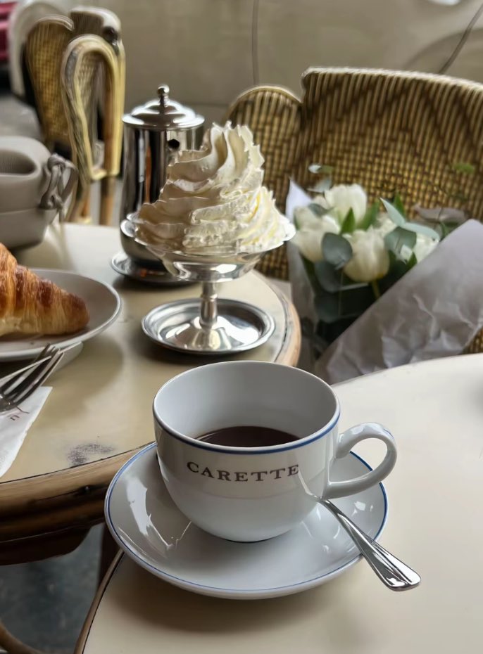 مطر يهطل وقهوة تعطر، لحظة صفا تسرق القلب.