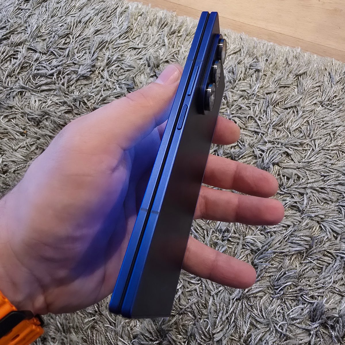 fooctrl's tweet image. I pride myself on spotting tech trends early, but after 7 generations, I still don&apos;t get foldable smartphone hype.

That didn&apos;t stop me from getting the Galaxy Z Fold 7 for my dad&apos;s birthday. Growing up, he bought me phones I thought were revolutionary. Time to return the favor.