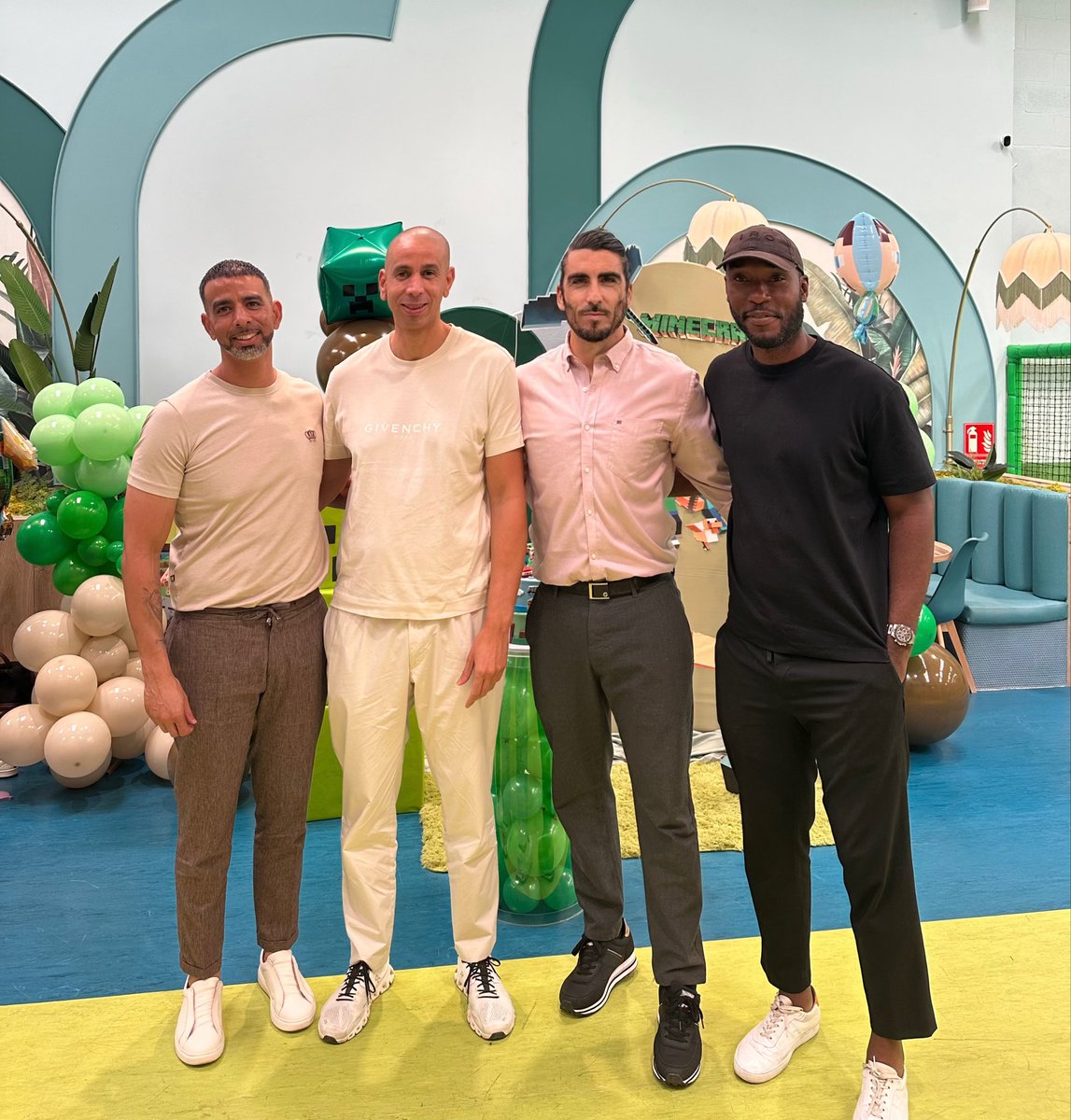 chicoflores's tweet photo. 20 años ya …
🇪🇸 🤜🏼🤛🏼 🇫🇷
#Zizou #Olivier #Dins https://t.co/zg6NDWJiko