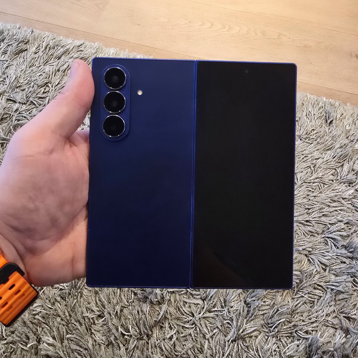 fooctrl's tweet image. I pride myself on spotting tech trends early, but after 7 generations, I still don&apos;t get foldable smartphone hype.

That didn&apos;t stop me from getting the Galaxy Z Fold 7 for my dad&apos;s birthday. Growing up, he bought me phones I thought were revolutionary. Time to return the favor.