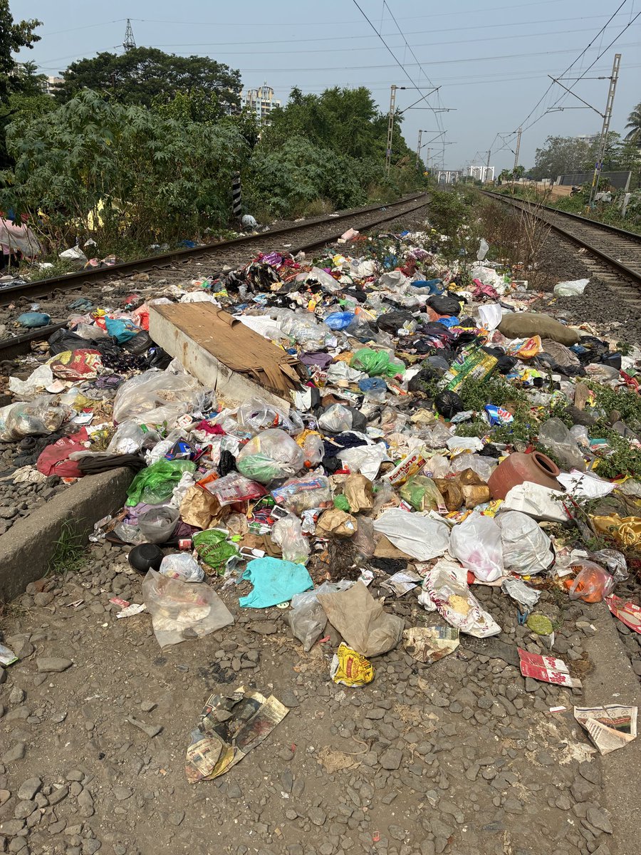 hkiyer's tweet photo. @Central_Railway @RPFCR @mid_day @RailMinIndia @RailMadad @GM_CRly @AmhiDombivlikar
Please check garbage dumping issue at rail crossing near Ayre gaon and Kopar station. https://t.co/gpb9fU8WN2