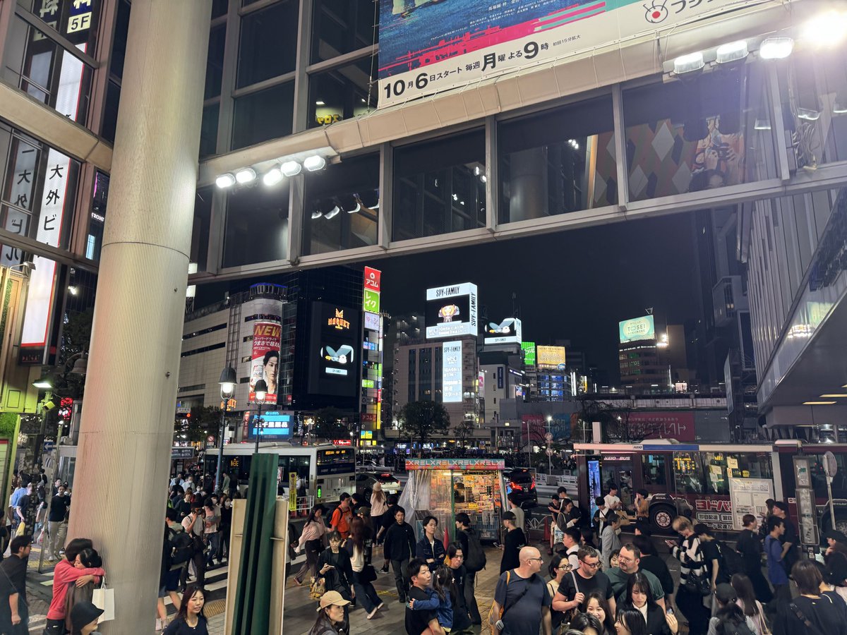 satsukisan38's tweet image. 渋谷駅の井の頭線(マークシティ)⇔半蔵門線・副都心線・東急線の乗り換え動線は本当にゴミ
マークシティの上下1本しかない激混みエスカレーターを降りて、地上をわざわざ歩かせ、さらに狭い急階段を上り下りする必要性がある
なぜマークシティのエスカレーターは地下まで繋がってないのか、欠陥