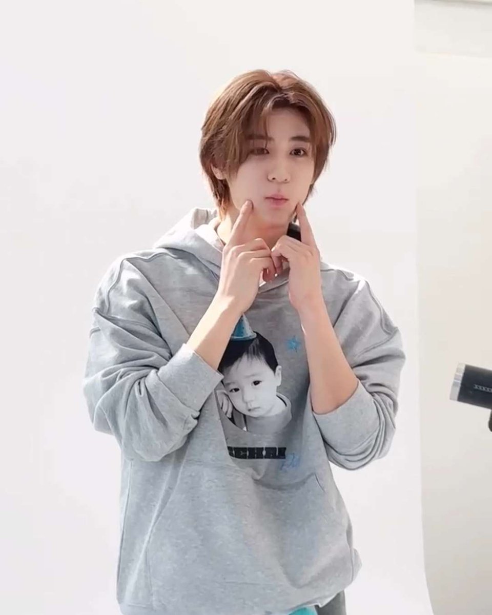 happybdayyy iyaannn :3 semoga makin imuyy, makin mbuyy, ikan-ikannya sehat semua, koleksi pokemonnya makin banyakk, pokoknya bahagia terus iyaannnnnn!!!!!!

CHAPTER 21 OF LEEHAN 

#뭐야_오늘_이한이_생일이야
#21PagesOfLeehan
#イハンと幸せの海で泳ごう