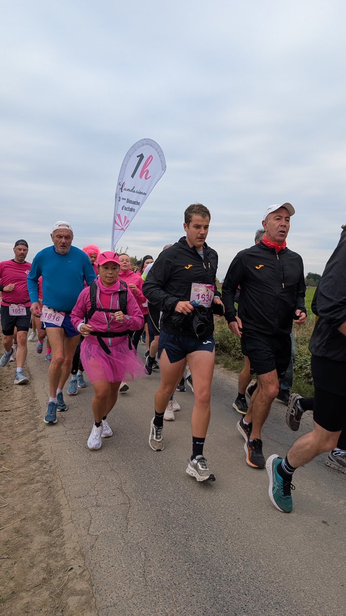 JeanMoulliere's tweet photo. 🩷 Succès exceptionnel pour la 10ᵉ édition de La Landasienne d'octobre rose ! Plus de 5 600 participants réunis pour une même cause : soutenir la recherche et la prévention du cancer du sein. Depuis 2015, l’événement a déjà permis de reverser plus de 105 000 € notamment à la Ligue contre le cancer.

Soutien à toutes celles et ceux qui se battent contre la maladie, et rappel essentiel : le dépistage précoce sauve des vies (9 cancers du sein sur 10 guérissent s’ils sont détectés tôt). Bravo au maire Jean-Louis Dauchy, au Président Thierry Piquet et à tous les bénévoles de cette formidable association ! #OctobreRose