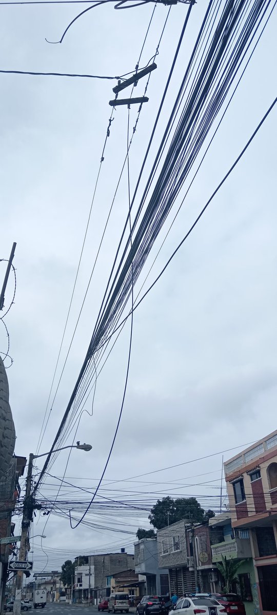 santiherbas's tweet photo. @CNEL_EP de Guayaquil llegaron supuestamente a arreglar, nos pidieron que bajemos los break y jamás arreglaron lo peor es que se fueron y dejaron ese cable guindado con el eminente peligro, lo peor es que se los llamo y dijeron que ya están solucionando el inconveniente pero no! https://t.co/Yw4e9c3c7E