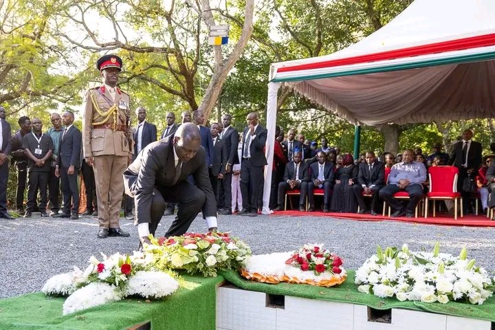 Bernardkwiri's tweet image. President Ruto lays wreath at Raila’s grave. #railaodinga 
📸 Kenya.