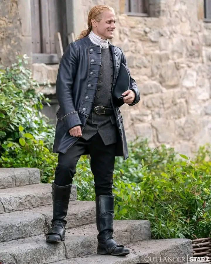 Sam Heughan
😎