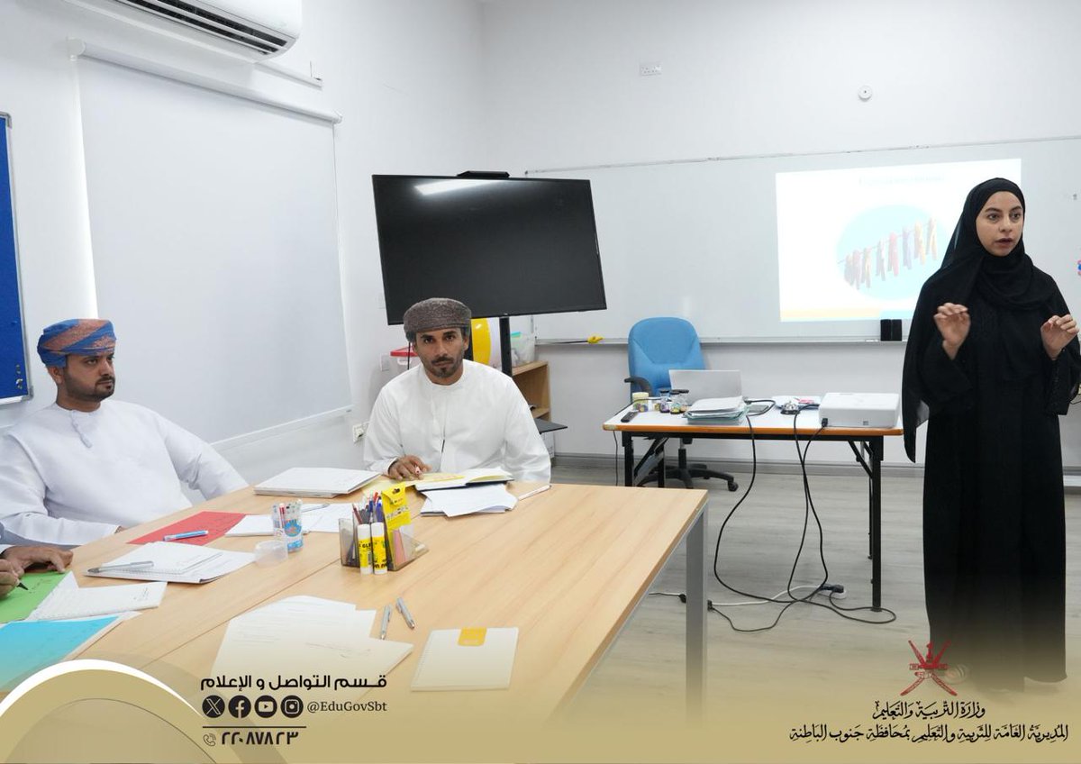 مستهدفا (٢٥) معلما ومعلمة.
انطلق اليوم البرنامج التدريبي  خبراء اللغة الإنجليزية لدفعة جديدة من معلمي اللغة الإنجليزية وذلك ضمن البرامج الاستراتيجية للمعهد التخصصي  .
البرنامج يهدف  إلى تطوير مهارات معلمي اللغة الإنجليزية للصفوف من (1 - 12) من خلال تطوير طرق وأساليب التدريس