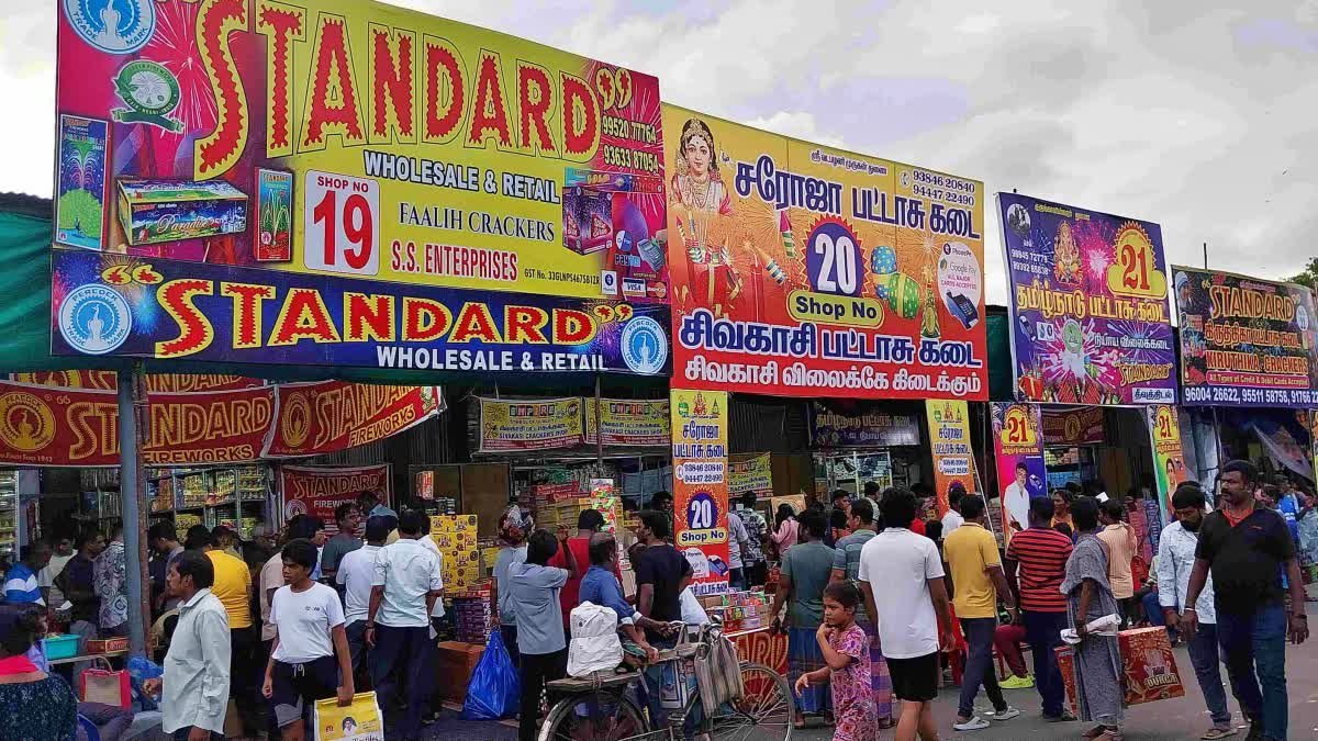 தீவுத்திடலில் பட்டாசுகளை அள்ளி சென்ற மக்கள்: வியாபாரிகள் உற்சாகம்!

Read More: etvbharat.com/ta/state/selle…

#Diwali #DiwaliCelebration #Theevuthidal #Crackers #Chennai #ETVBharattamilnadu