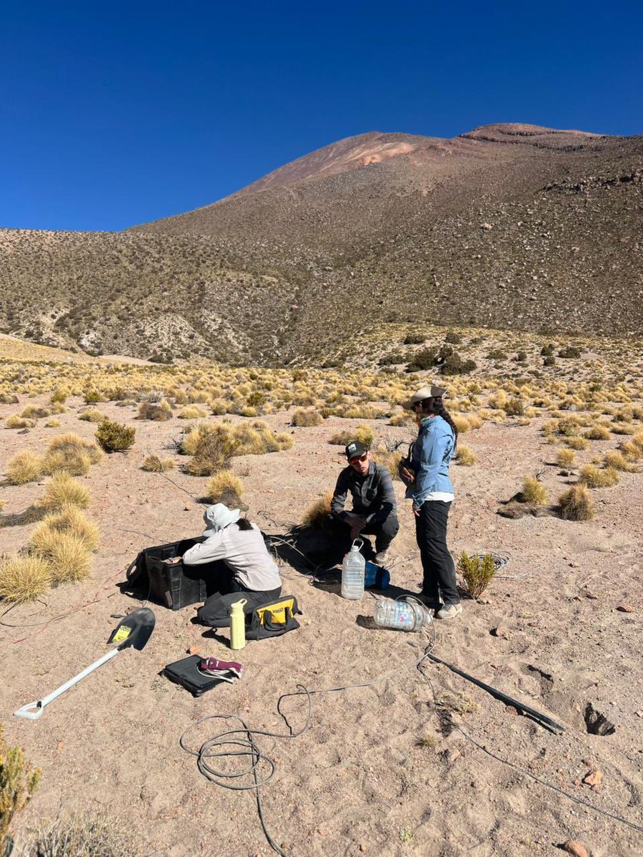 CarabTarapaca's tweet photo. 🚓🔬 Carabineros de la Tenencia Ujina (F), por cuarta vez en el año, brinda seguridad a científicos de @AMTC_Chile en el volcán Irruputuncu 🌋, apoyando la investigación del hidrógeno blanco y el resguardo de nuestra frontera. 🇨🇱✨
#Ujina #CarabinerosDeChile #Tarapacá https://t.co/AkwrF9eQUN