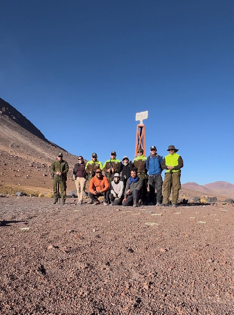 CarabTarapaca's tweet photo. 🚓🔬 Carabineros de la Tenencia Ujina (F), por cuarta vez en el año, brinda seguridad a científicos de @AMTC_Chile en el volcán Irruputuncu 🌋, apoyando la investigación del hidrógeno blanco y el resguardo de nuestra frontera. 🇨🇱✨
#Ujina #CarabinerosDeChile #Tarapacá https://t.co/AkwrF9eQUN