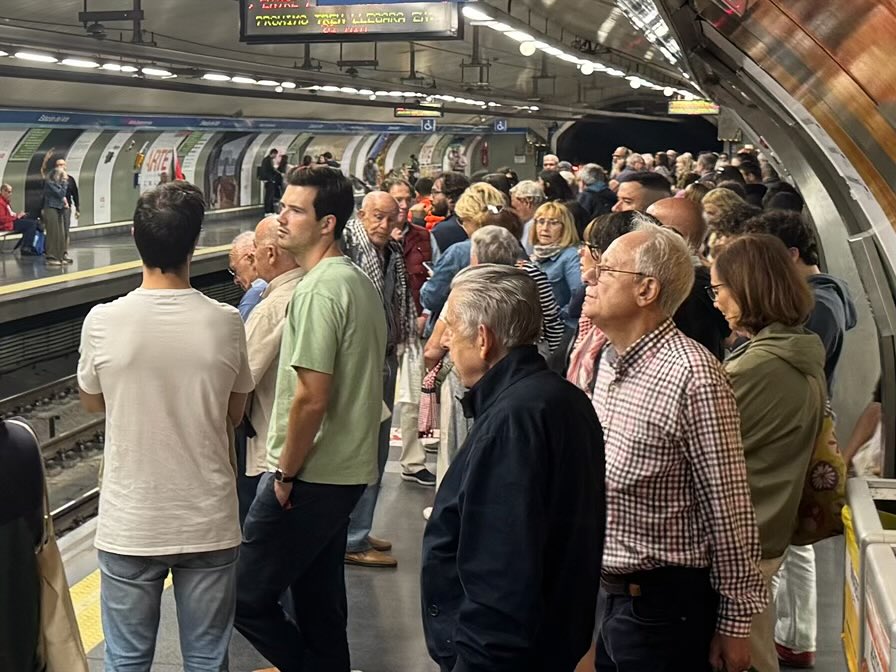 EscalanteMarisa's tweet image. Ni los domingos se puede viajar en @metro_madrid, viajeros que se quedan en el andén porque es imposible entrar en los vagones de tren de la Línea 1.