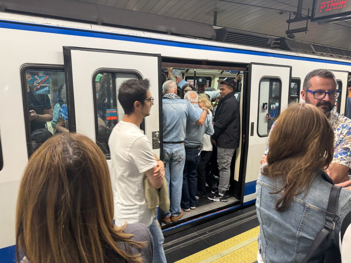 EscalanteMarisa's tweet image. Ni los domingos se puede viajar en @metro_madrid, viajeros que se quedan en el andén porque es imposible entrar en los vagones de tren de la Línea 1.