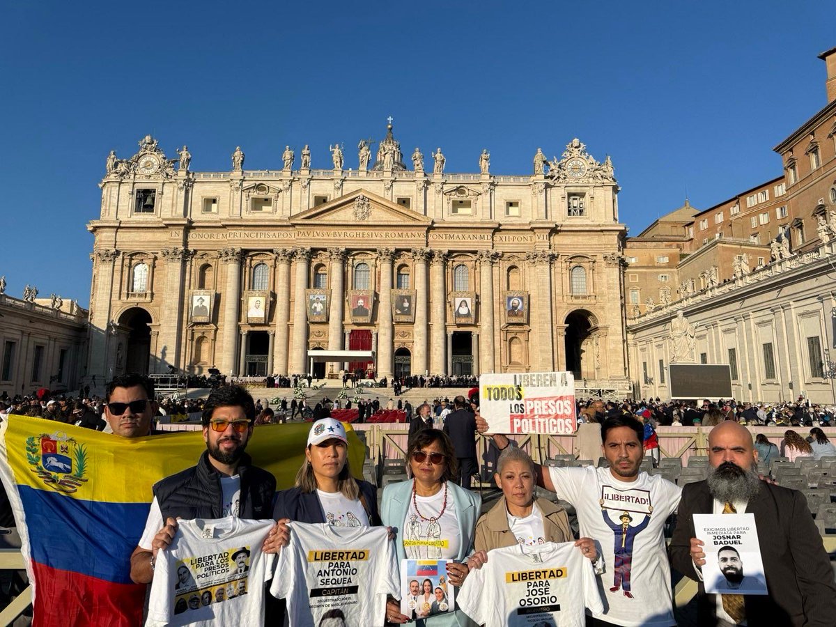 Desde el Vaticano, activistas y defensores alzaron la voz por la libertad de +800 presos políticos en Venezuela.
En la canonización de José Gregorio y Carmen Rendiles, recordamos: no puede haber santidad mientras se encarcela la verdad.
#CanonizaciónSinPresosPolíticos