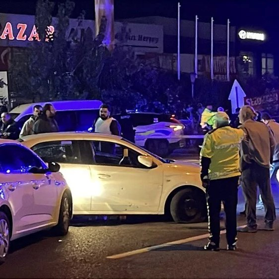 bosunatiklama's tweet photo. İsmail Saymaz Balıkesir'de yaşanan kabus gecesinin saat saat gelişimini yazdı:

• Uzman Çavuş Kemal Ekri, dün 22.30'da Edremit’te caddede aracını durduruyor. Cinayetten 20 yıl 27 ay hükümlü olan ve bir tutuklunun kaçması suçundan aranan Mustafa Emlik, yanına yaklaşıp Ekri'ye ateş ediyor. Ekri, orada can veriyor. 

Emlik, daha sonra aracı gasp edip kaçıyor. 

• Araçla caddede giderken yol kenarında bekleyen 4 kişiye ateş ediyor. Volkan Alp’i boğazından yaralıyor.

Akçay’dan Güre’ye seyrediyor.

• Güre’de Doğan Can’ı evinin önünde vurup yaralıyor.
• Kordondaki Ege Tekel’in sahibini yaralıyor.
• Akçay’a dönerken ışıklarda kendisine yol vermedi diye Avukat Göktuğ Çalık’ı öldürüp Melih Nergis’i yaralıyor.
• Zafer köprüsü yönünde ilerlerken yürüyüş halindeki Rukiye Karakaya’yı bacaklarından vuruyor.
• Hamidiye mahallesinde yolu kesen yunus polisleriyle çatışıyor. Polis İbrahim Gül’ü ayağından vuruyor.
• Ters istikamette Balıkesir yönüne devam ederken, tekrar polislerle çatışmaya giriyor. Polis Ümit Işık’ı karnından vuruyor.

Emlik, bu noktada etkisiz hale getiriliyor. Üzerinden tabanca ve çok sayıda mermi ele geçiriliyor. 

Gecenin sonunda bir uzman çavuş, bir avukat ve saldırgan ölüyor. İkisi polis, yedi kişi yaralanıyor.