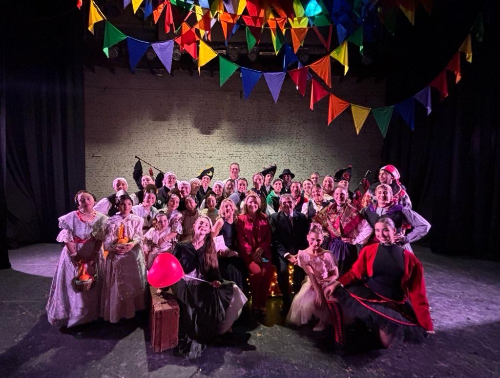 Ayer tuve el gran honor de acompañar al embajador de España en Argentina, Joaquín de Aristegui Laborde, en un encuentro que celebró la unión entre España y Argentina a través del arte y la emoción. 🇪🇸🇦🇷
Un agradecimiento especial a todos los que hicieron posible la experiencia.