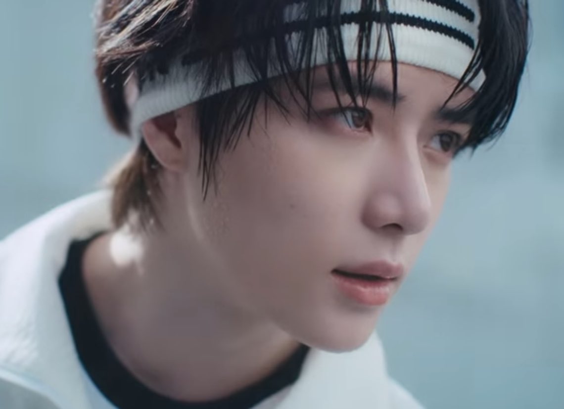 snoozekai's tweet image. #beomjun / #yeongyu prompt where cbg is a well trained tennis prodigy who has been surrounded by the pressure of his parents to succeed his whole life. he stays late at the courts just to practice, every night stumbling upon a graffiti artist, cyj, whose freedom he envies.
