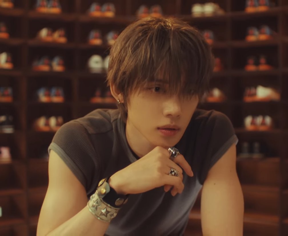 snoozekai's tweet image. #beomjun / #yeongyu prompt where cbg is a well trained tennis prodigy who has been surrounded by the pressure of his parents to succeed his whole life. he stays late at the courts just to practice, every night stumbling upon a graffiti artist, cyj, whose freedom he envies.