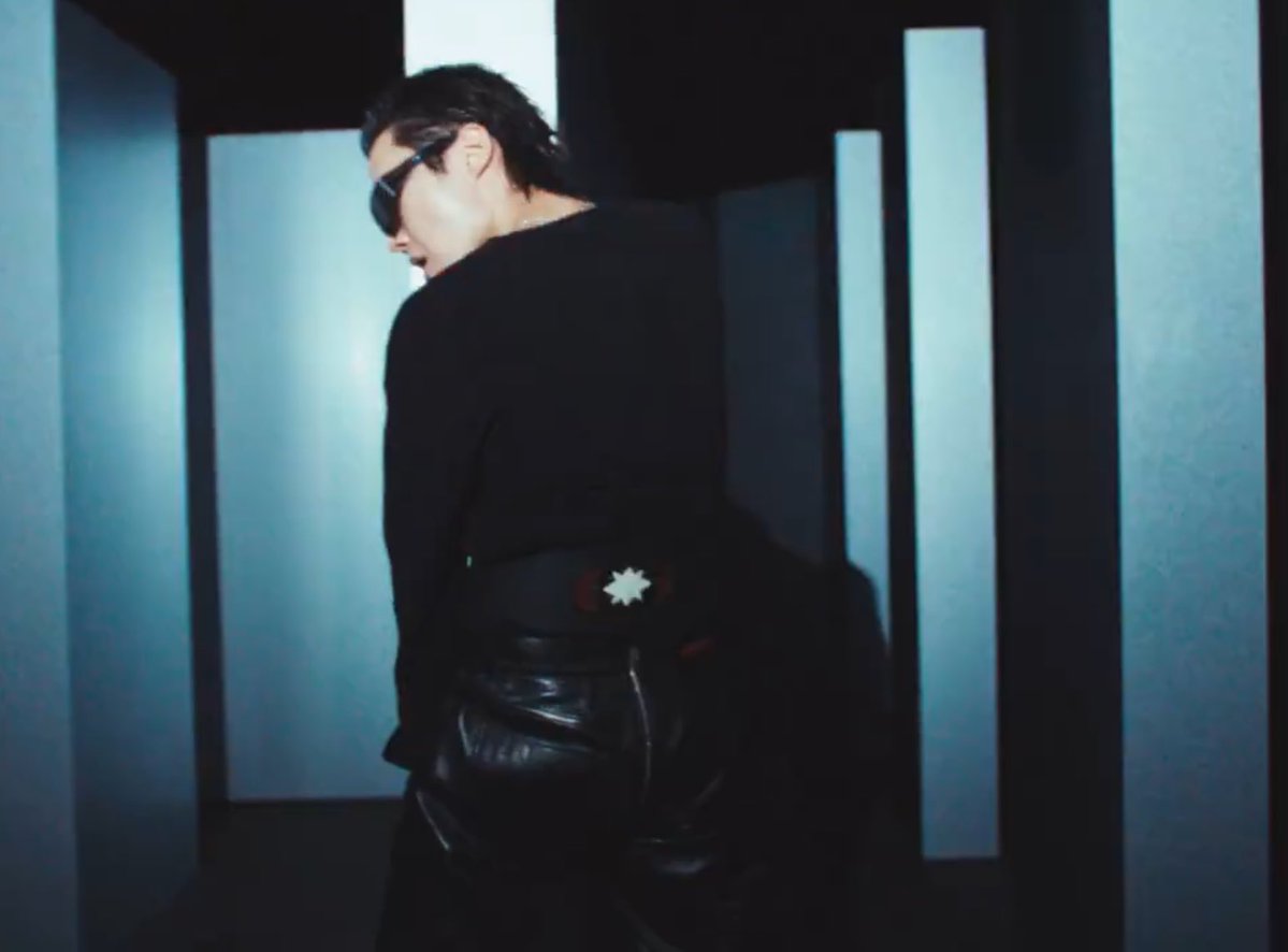 the zipper on his ass??????